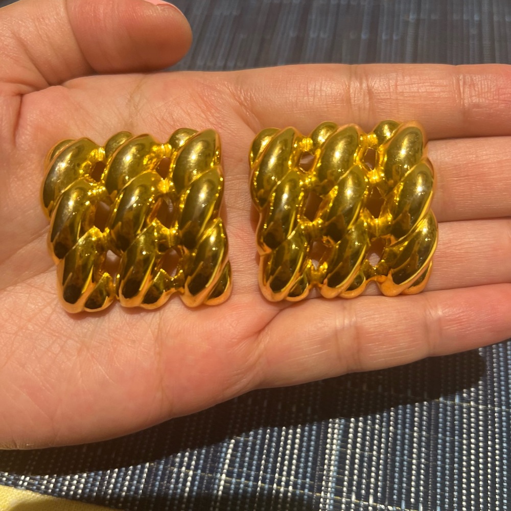 Vintage gold tone statement clip on earrings
